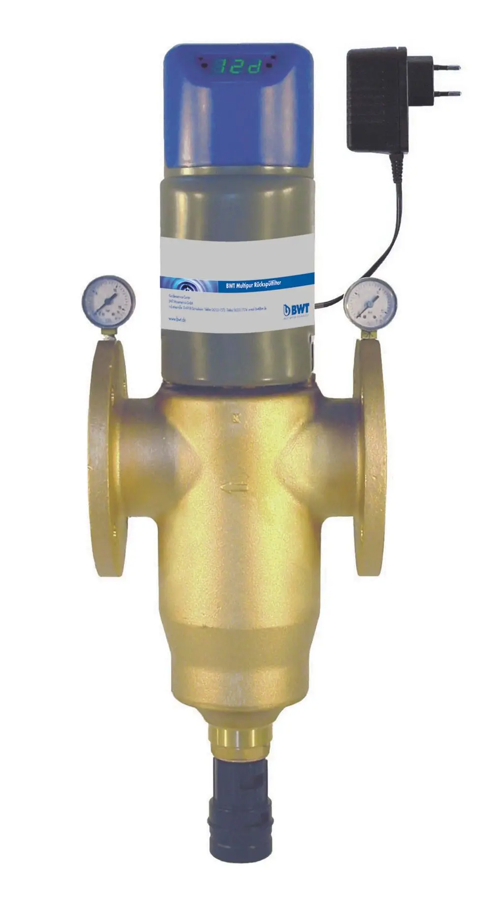 Rückspülfilter von BWT mit digitalem Display und zwei Manometern. Das Gerät hat eine goldene Gehäusefarbe und ist mit einem Netzteil verbunden.